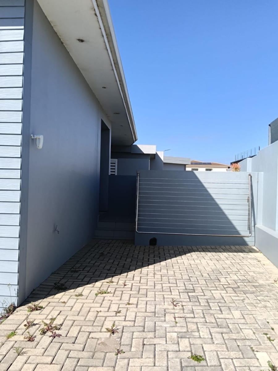 6 Bedroom Property for Sale in Wavecrest Eastern Cape